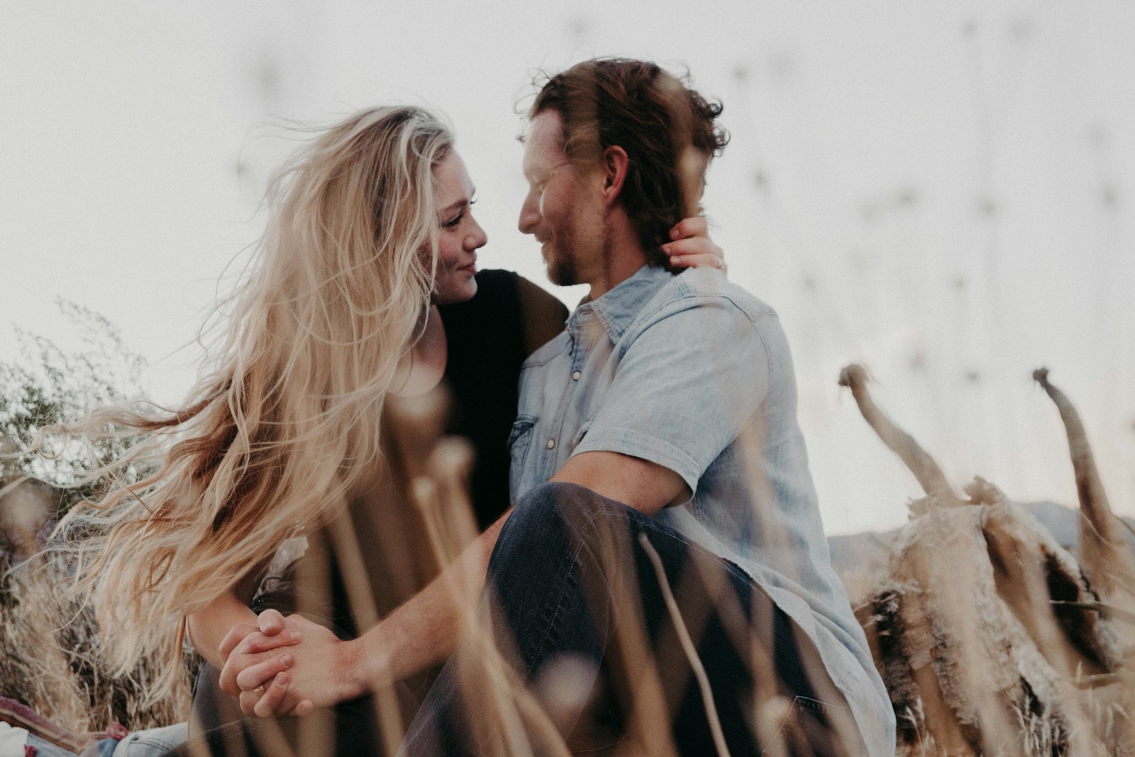 Love in the Digital Age – Balancing Technology and Intimacy